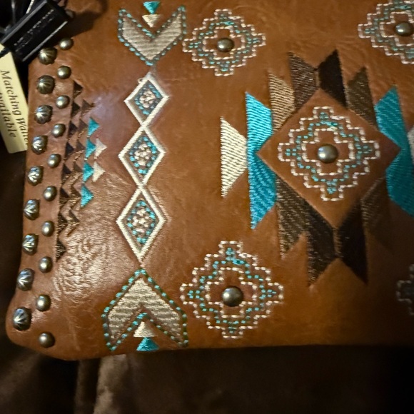 Montana West Embroidered Crossbody/Wristlet NWT - Picture 2 of 5